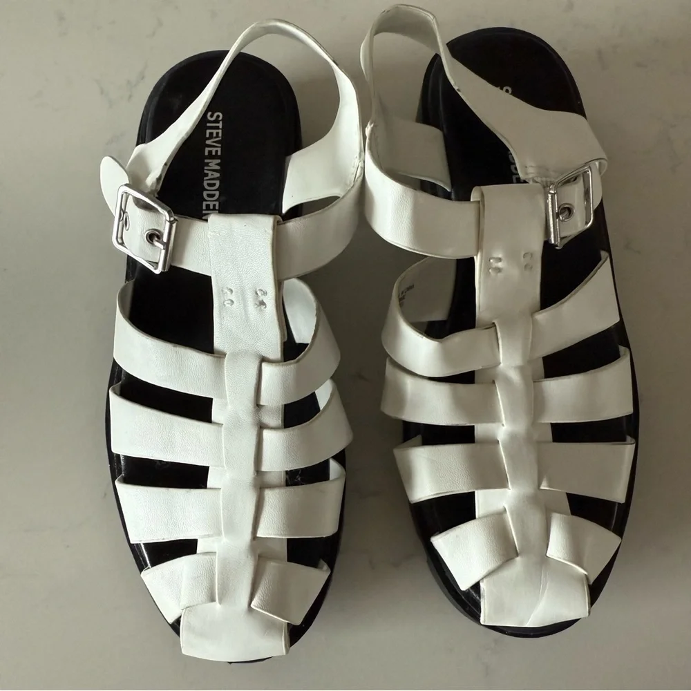 New Steve Madden Girl’s white fisherman Sandals Size: 2